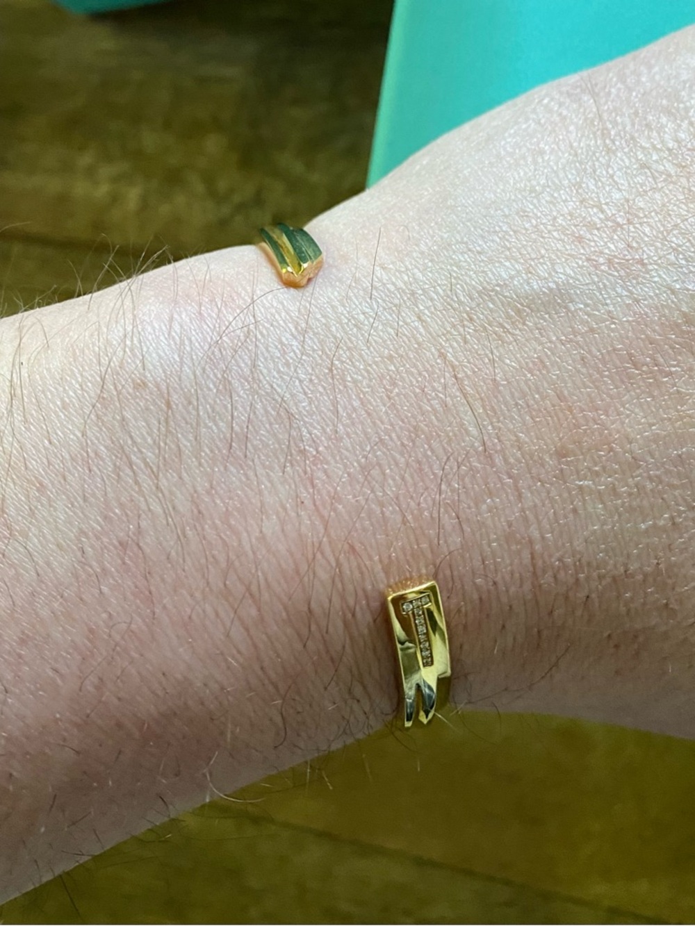 TIFFANY & CO. - 18 Carat Yellow Gold and Diamond Key
T Cuff with Leather Box - Picture 13 of 16